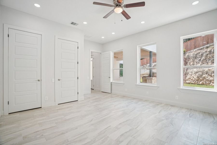 Spacious, unfurnished interior of a new home in , San Antonio (Image 37).