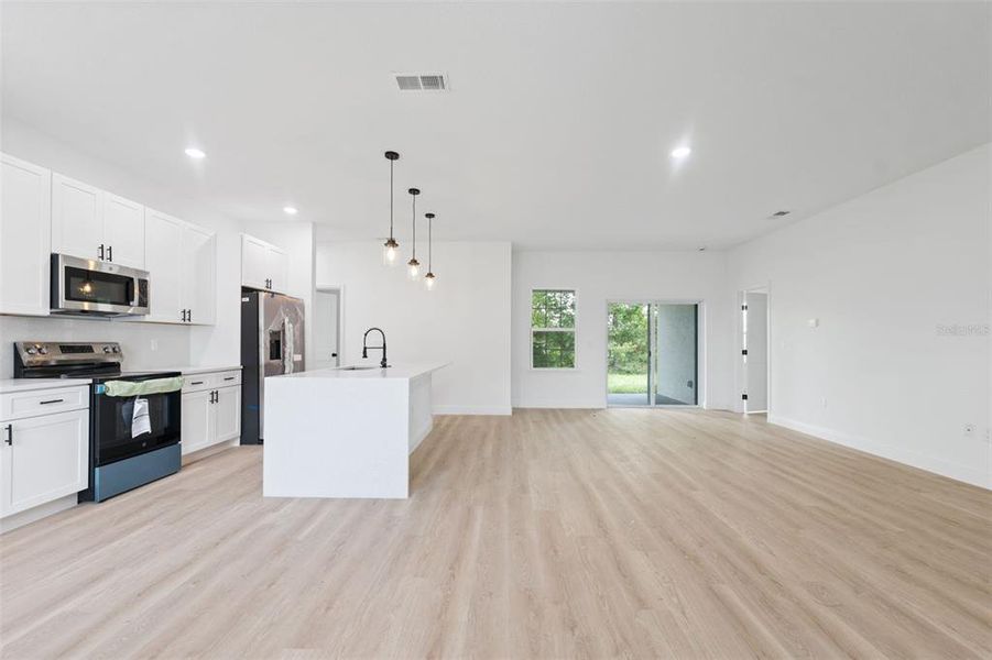 Spacious, unfurnished interior of a new home in , Ocala (Image 25).