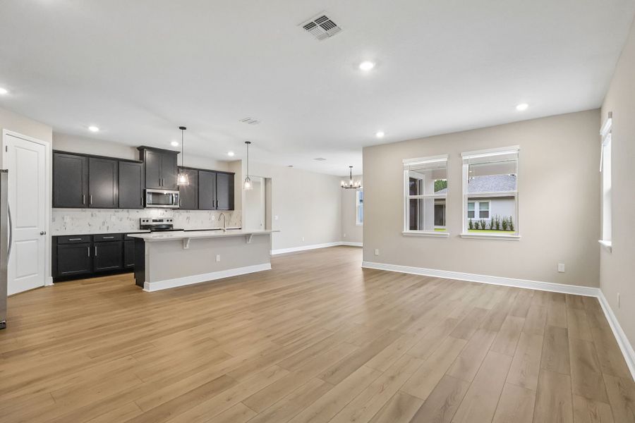 Spacious, unfurnished interior of a new home in Legends Preserve - Signature Series, Daytona Beach (Image 10).