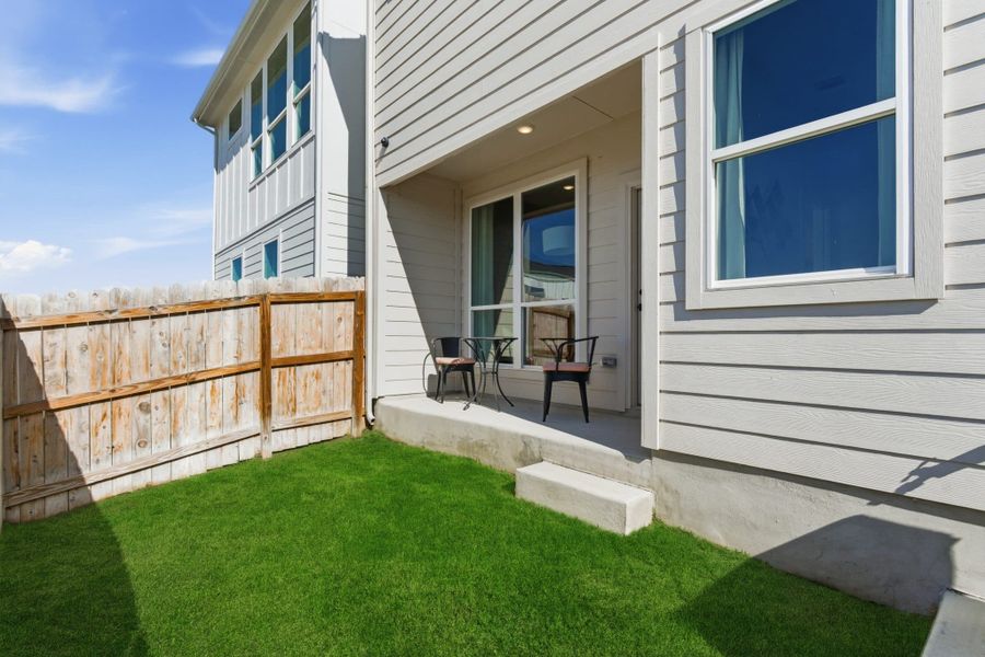 Exterior details and patio area of a home in Rose Hill, San Antonio (Image 4).