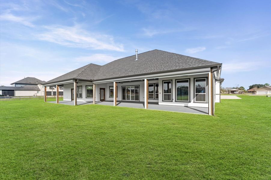 Exterior details and patio area of a home in , Rosharon (Image 3).