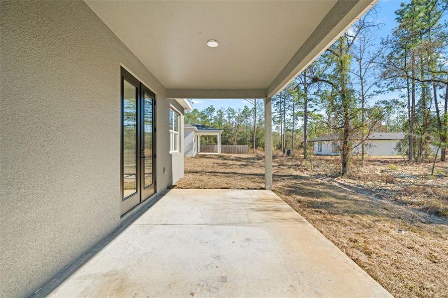 Exterior details and patio area of a home in , Dunnellon (Image 31).