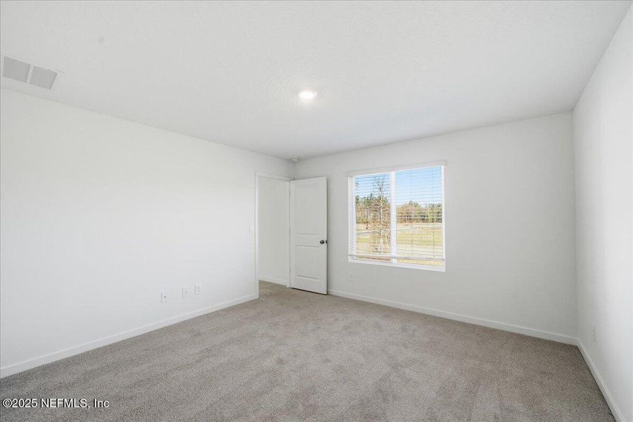 Spacious, unfurnished interior of a new home in Azalea Creek, Jacksonville (Image 16).