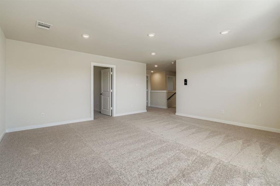 Spacious, unfurnished interior of a new home in Middlefield Village, Dallas (Image 27).