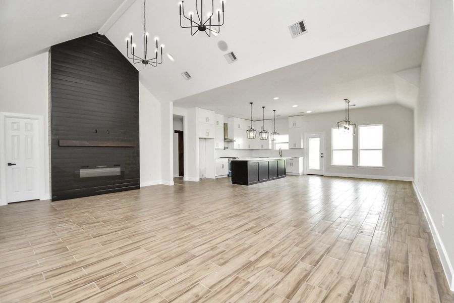Spacious, unfurnished interior of a new home in , Angleton (Image 41).