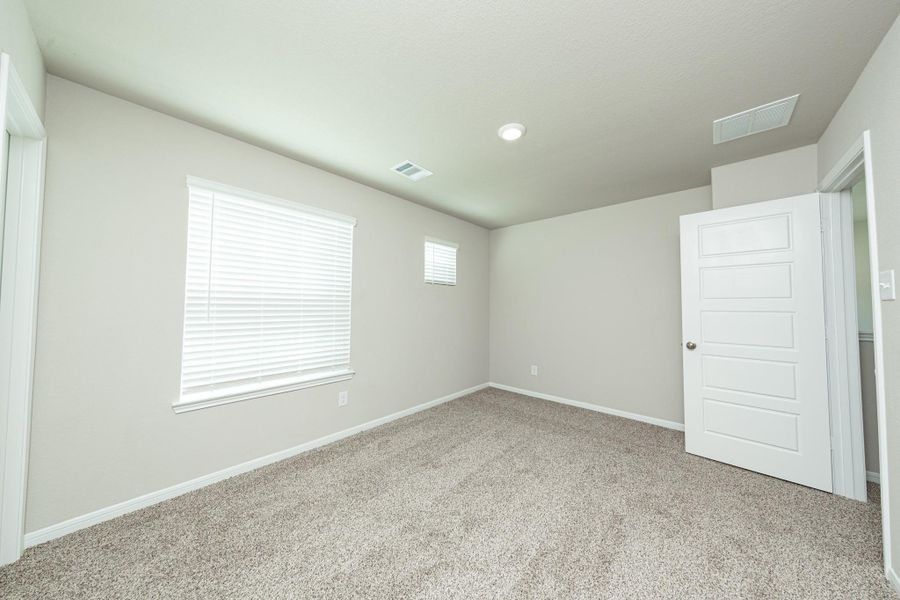 Spacious, unfurnished interior of a new home in Mackenzie Creek, Conroe (Image 11).
