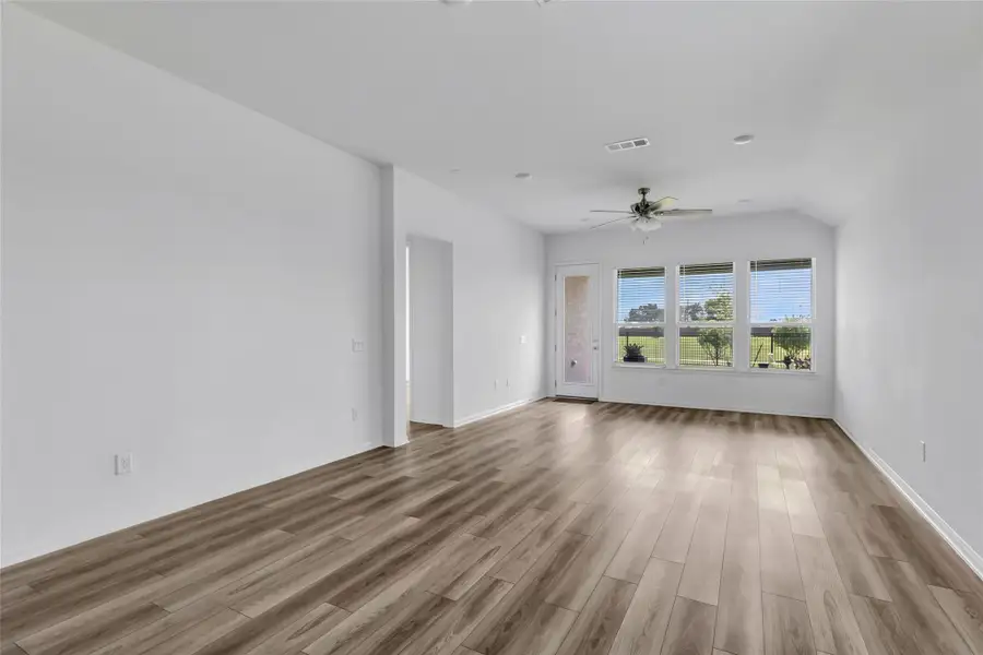 Spacious, unfurnished interior of a new home in , Tomball (Image 32). Spacious, unfurnished interior of a new home in , Tomball (Image 32).