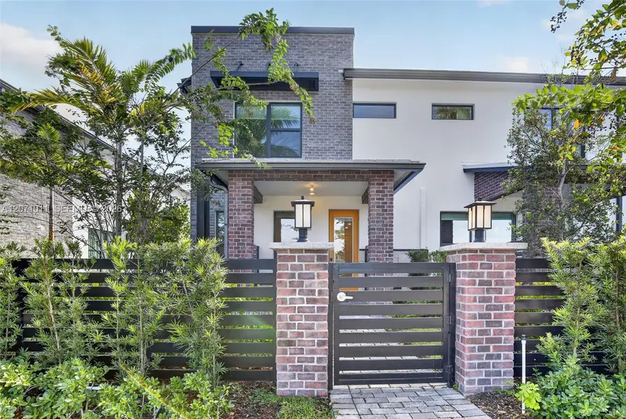 Exterior details and patio area of a home in , Plantation (Image 4).