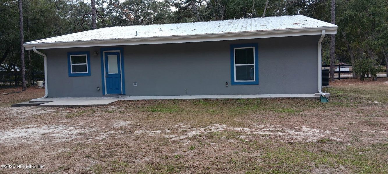 Exterior details and patio area of a home in , Interlachen (Image 12).