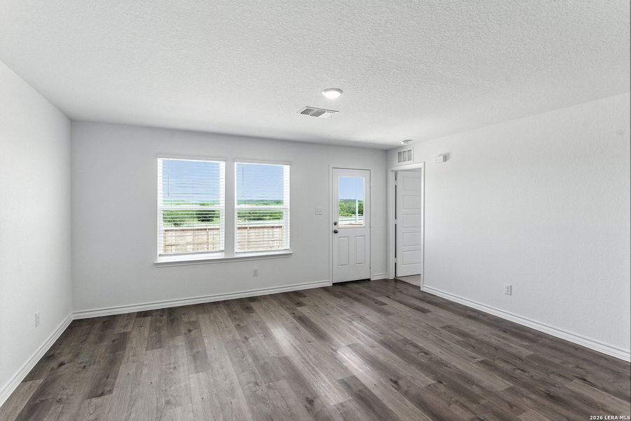 Spacious, unfurnished interior of a new home in Horizon Ridge, San Antonio (Image 17).