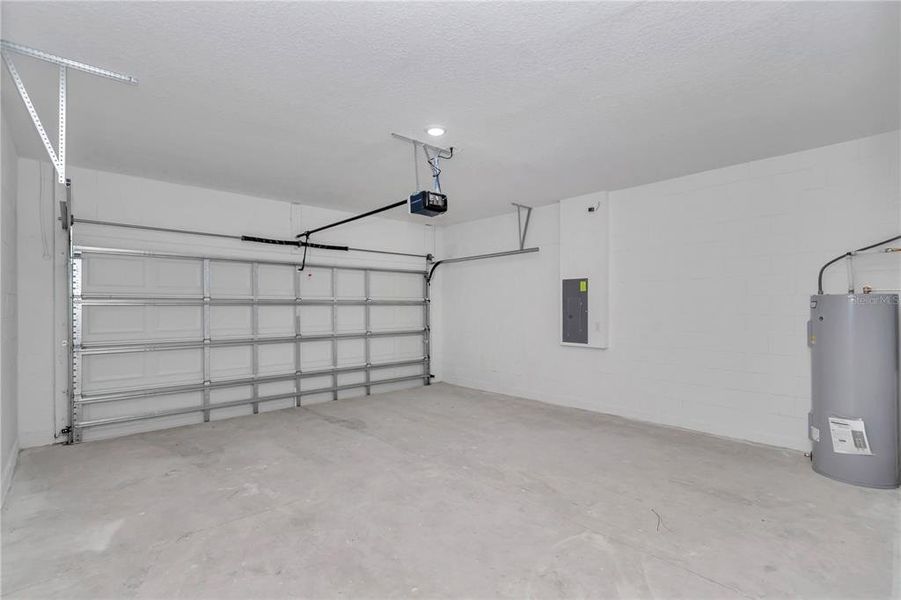 Spacious, unfurnished interior of a new home in , Citrus Springs (Image 39).