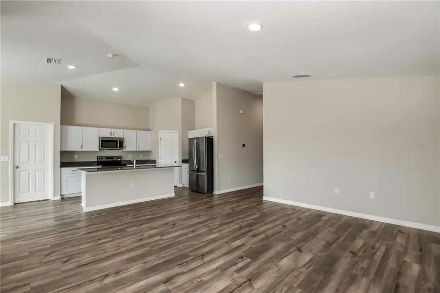 Spacious, unfurnished interior of a new home in Pasadena Ridge, Zephyrhills (Image 18).