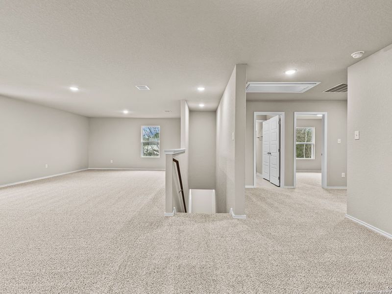 Spacious, unfurnished interior of a new home in Royal Crest, San Antonio (Image 27).