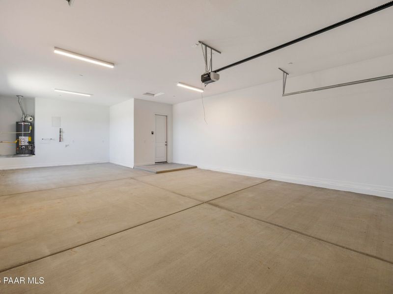Spacious, unfurnished interior of a new home in Hidden Hills, Prescott (Image 29).