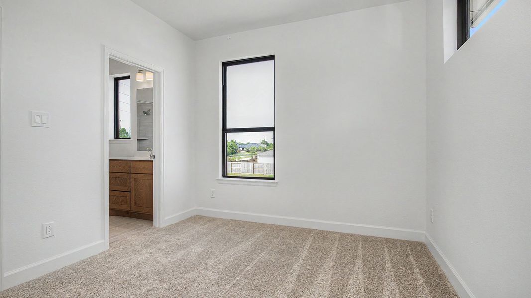 Spacious, unfurnished interior of a new home in Sienna, Missouri City (Image 15).