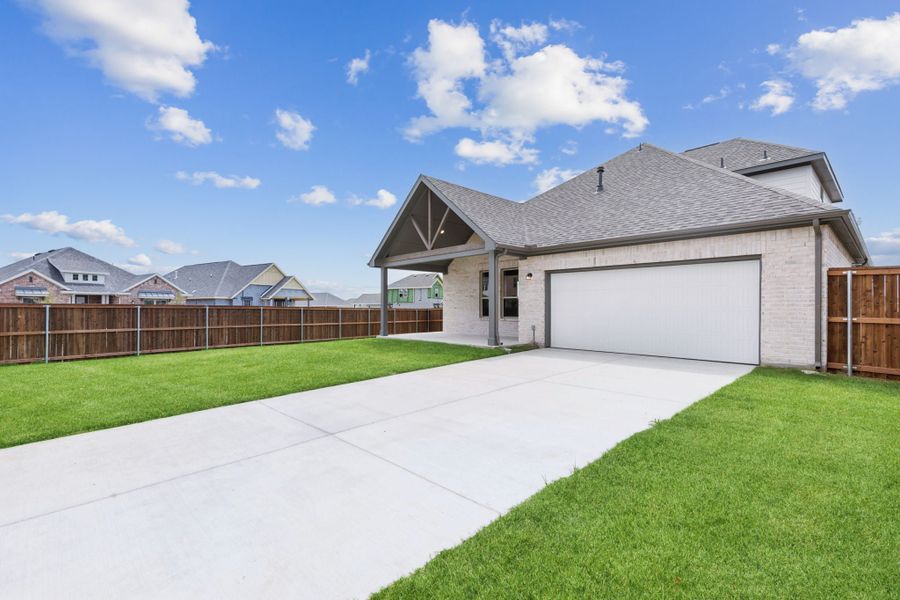 Exterior details and patio area of a home in Dove Hollow, Waxahachie (Image 4).