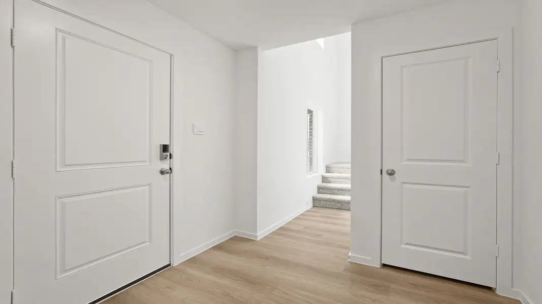 Spacious, unfurnished interior of a new home in Sunterra, Katy (Image 10).