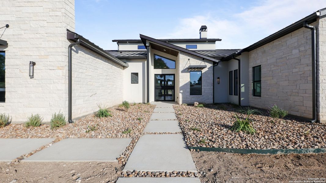 Exterior details and patio area of a home in , New Braunfels (Image 19).