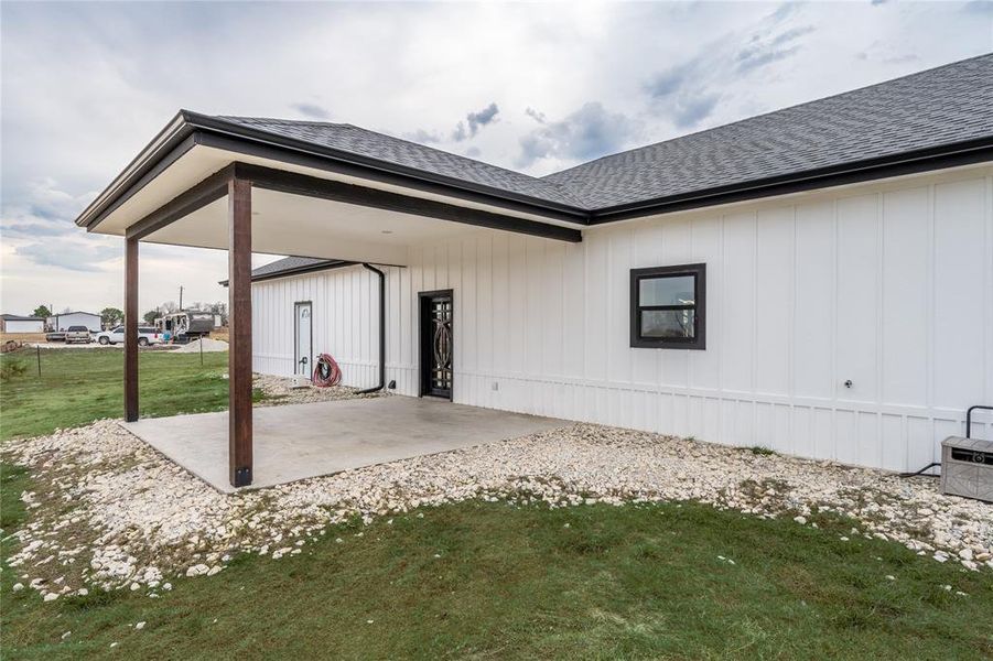 Exterior details and patio area of a home in , Sumner (Image 23).