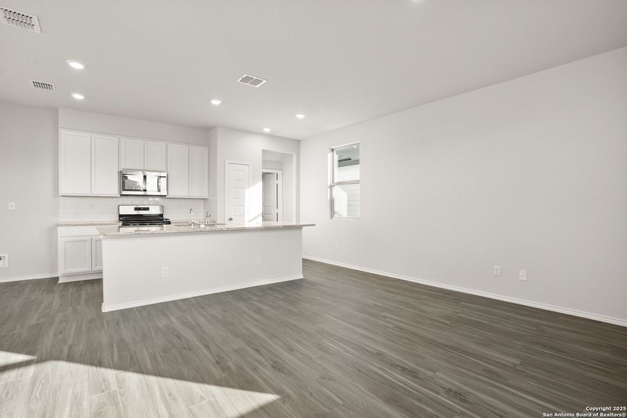 Spacious, unfurnished interior of a new home in Blue Ridge Ranch, San Antonio (Image 18).
