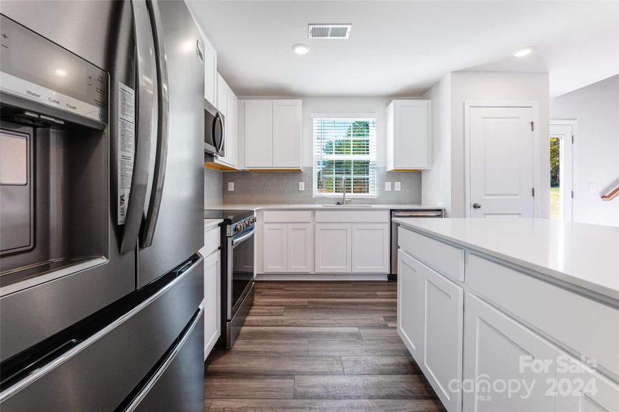 Designer Kitchen w/ Quartz Countertops