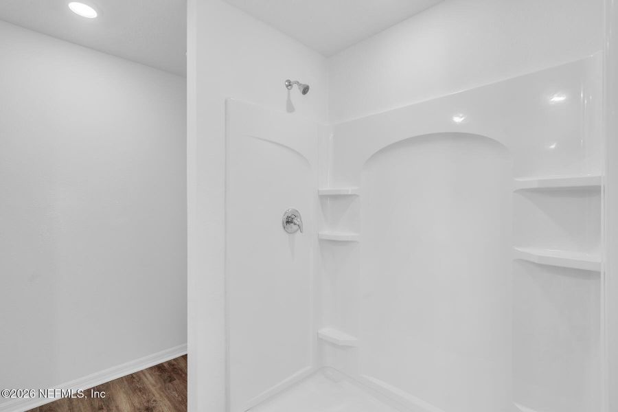 Spacious, unfurnished interior of a new home in Rolling Hills, Green Cove Springs (Image 15).