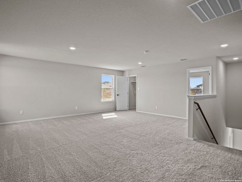 Spacious, unfurnished interior of a new home in Comanche Ridge, San Antonio (Image 33).