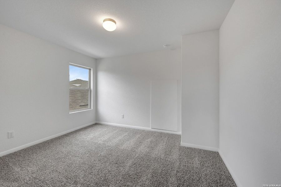 Spacious, unfurnished interior of a new home in Mesquite Ridge, San Antonio (Image 16).