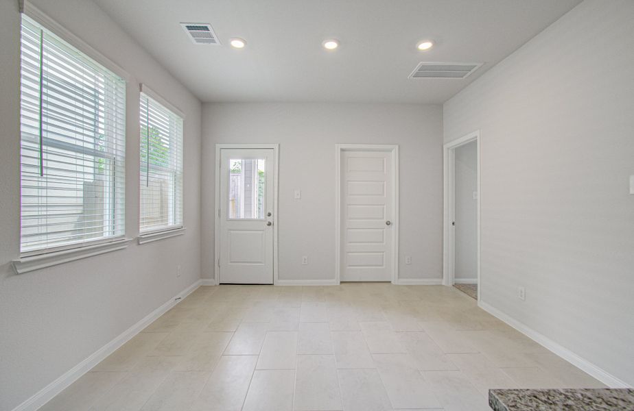 Spacious, unfurnished interior of a new home in Aldine Pines, Houston (Image 29).