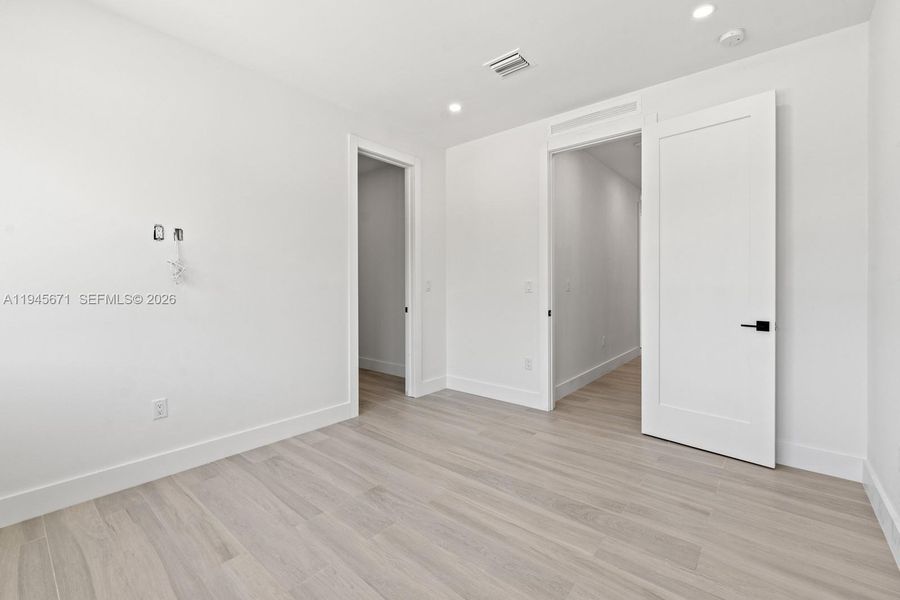 Spacious, unfurnished interior of a new home in , Miami (Image 37).
