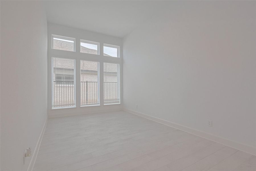 Spacious, unfurnished interior of a new home in Lago Mar, Texas City (Image 27).