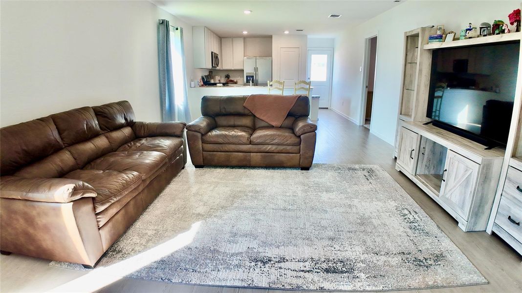 Spacious open-concept living area with abundant natural light, perfect for entertaining or relaxing. Spacious open-concept living area with abundant natural light, perfect for entertaining or relaxing.