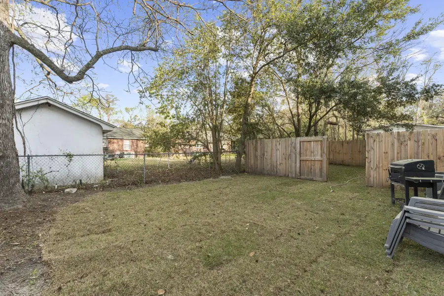 Exterior details and patio area of a home in , Hanahan (Image 3).