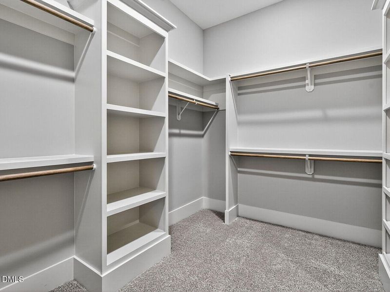 021-1280x960-closet