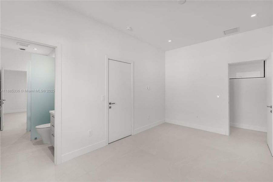 Spacious, unfurnished interior of a new home in , Miami Shores (Image 24).