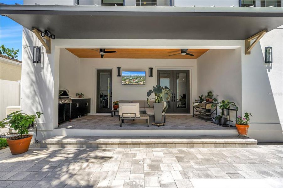 Exterior details and patio area of a home in , St. Petersburg (Image 28).