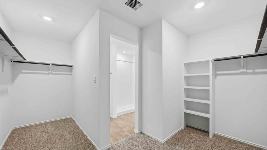 Spacious, unfurnished interior of a new home in Legacy Village, Houston (Image 8).