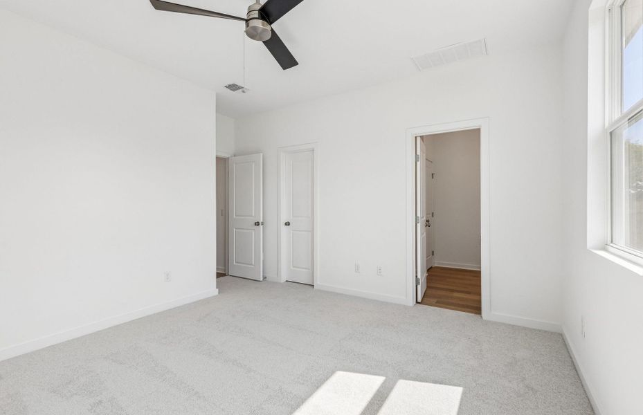 Spacious, unfurnished interior of a new home in Vantage, San Marcos (Image 25).