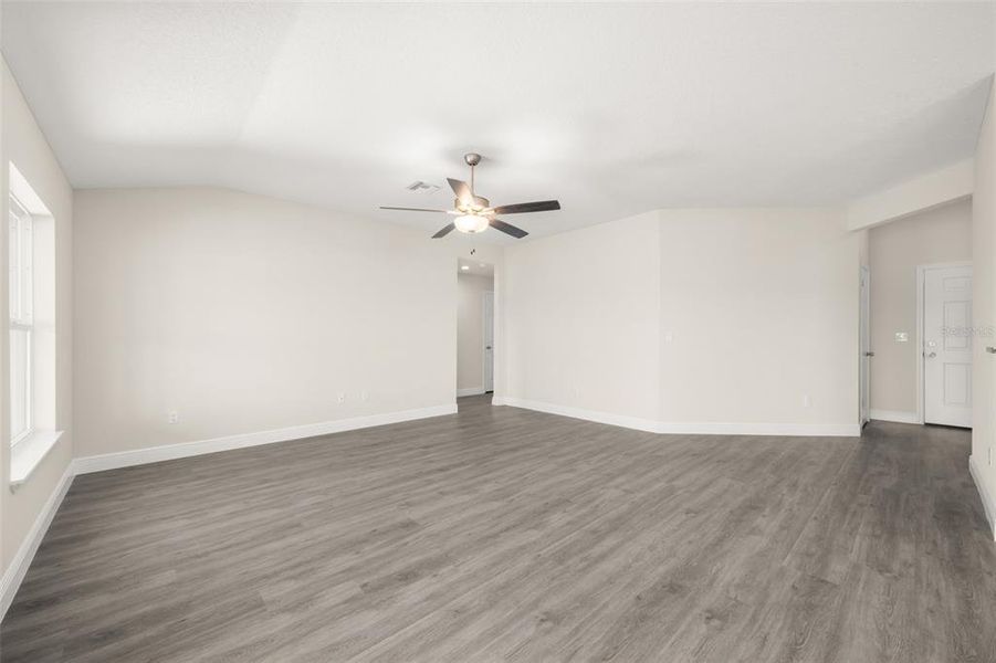 Spacious, unfurnished interior of a new home in , Sebring (Image 31).