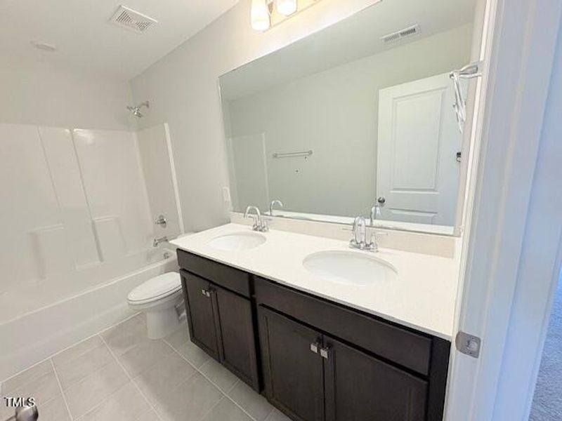 KF 422 Hall Bath