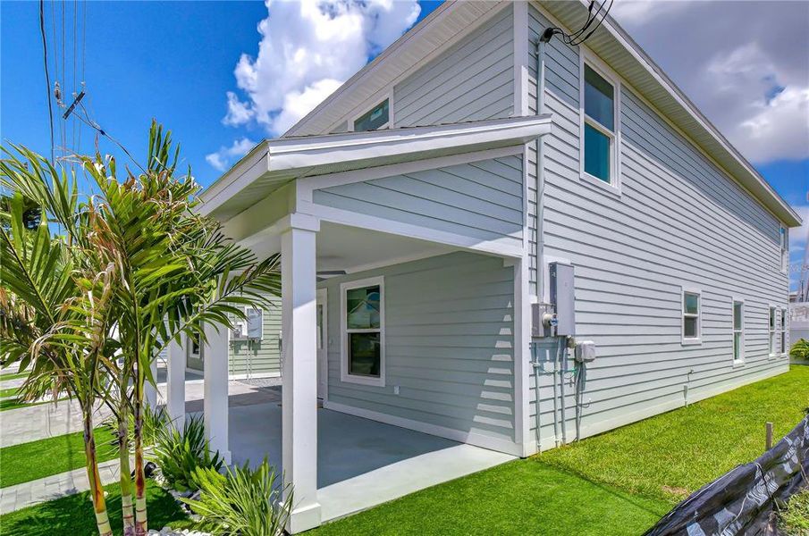 Exterior details and patio area of a home in , Bradenton (Image 18).