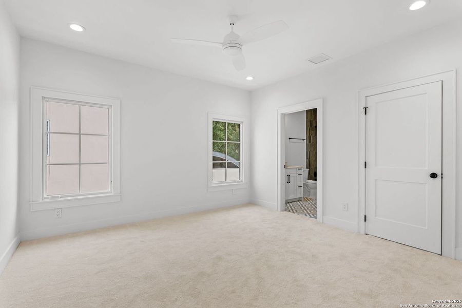 Spacious, unfurnished interior of a new home in , Terrell Hills (Image 23).