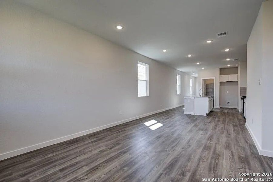 Spacious, unfurnished interior of a new home in Summerlin, San Antonio (Image 12).