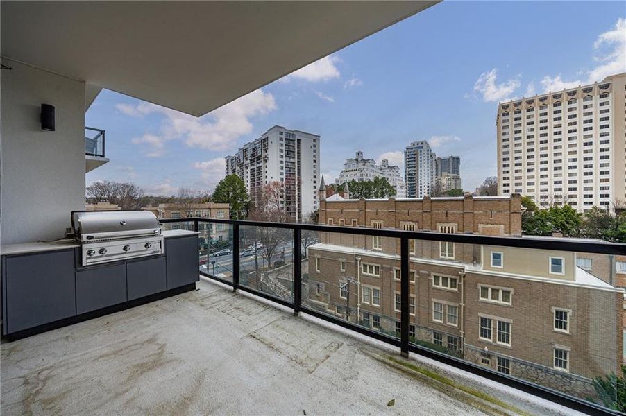 Condo located in Atlanta, GA showcasing its design and architecture (Image 28).