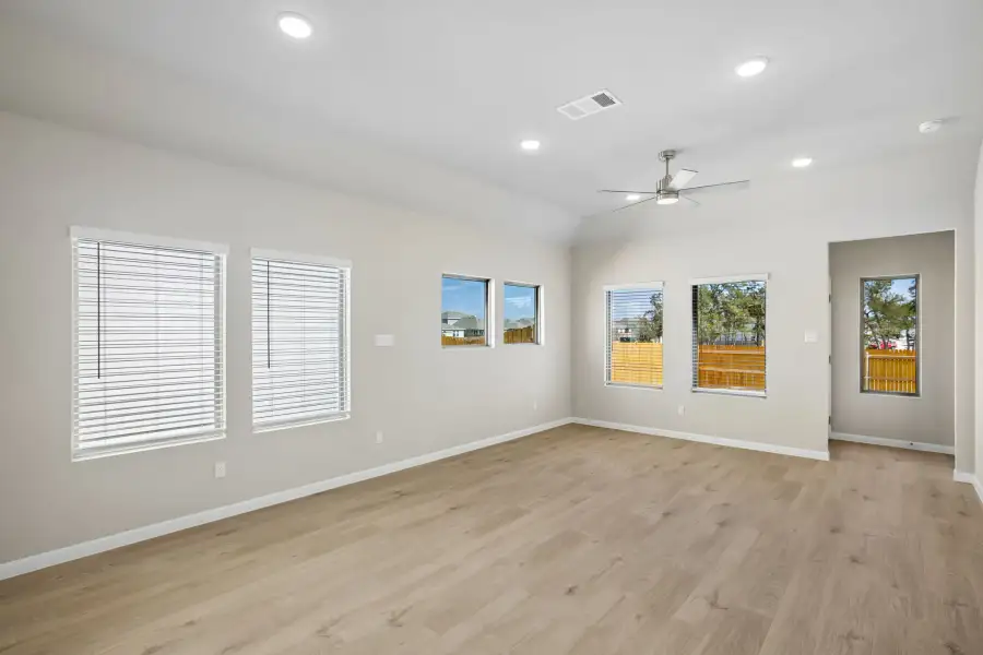 Spacious, unfurnished interior of a new home in Trinity Ranch, Elgin (Image 15).