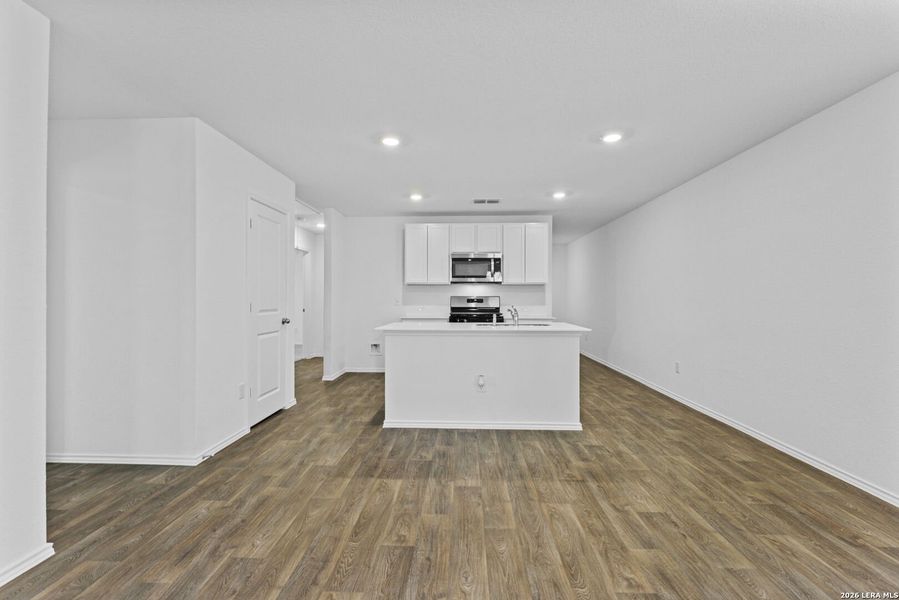 Spacious, unfurnished interior of a new home in Avenida, Converse (Image 20).