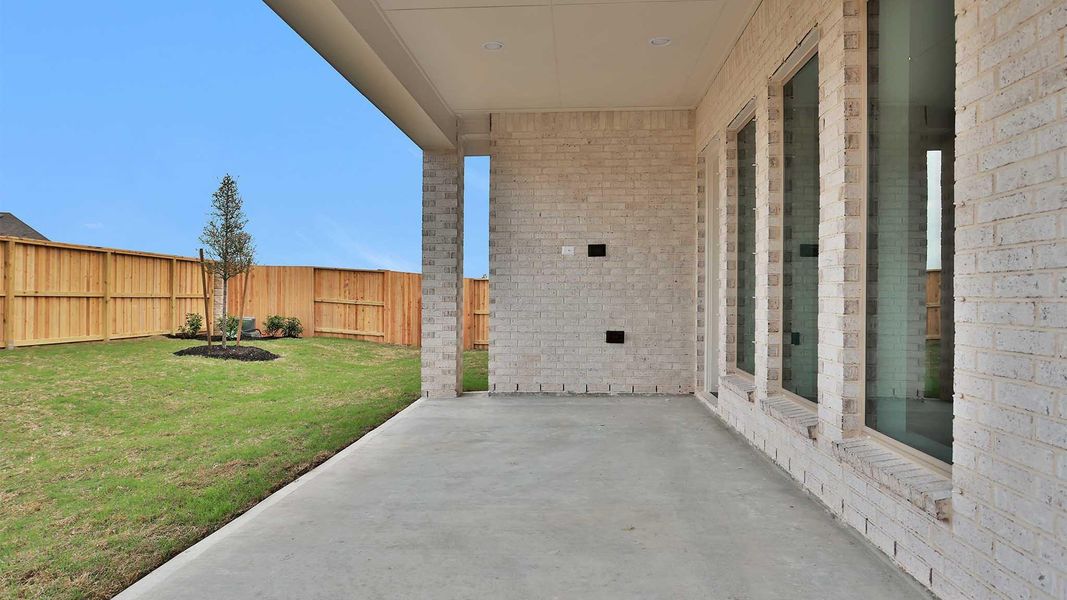 Exterior details and patio area of a home in Meridiana, Manvel (Image 3).