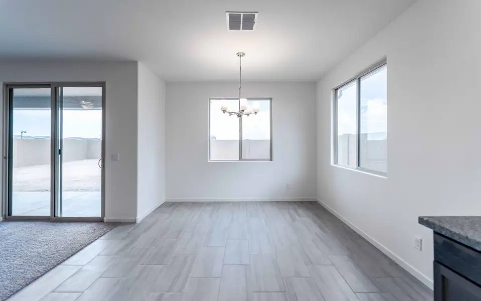 Spacious, unfurnished interior of a new home in Rancho Mirage, Maricopa (Image 12).