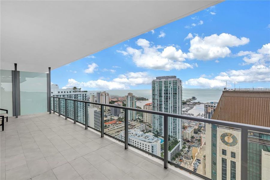 Condo located in St. Petersburg, FL showcasing its design and architecture (Image 39).