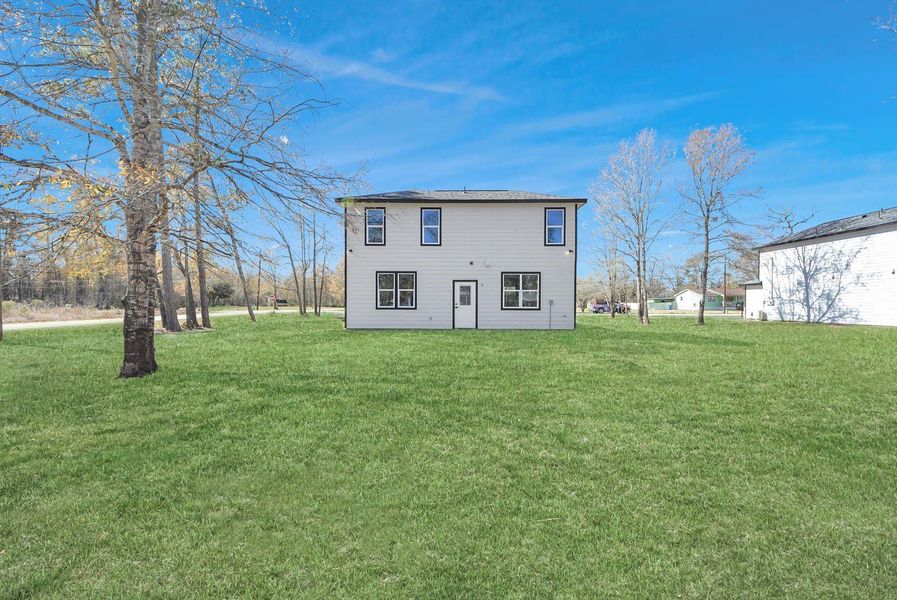 Exterior details and patio area of a home in , Conroe (Image 4).